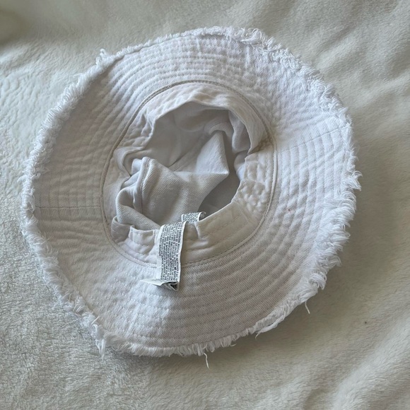 White bucket hat - Picture 4 of 5